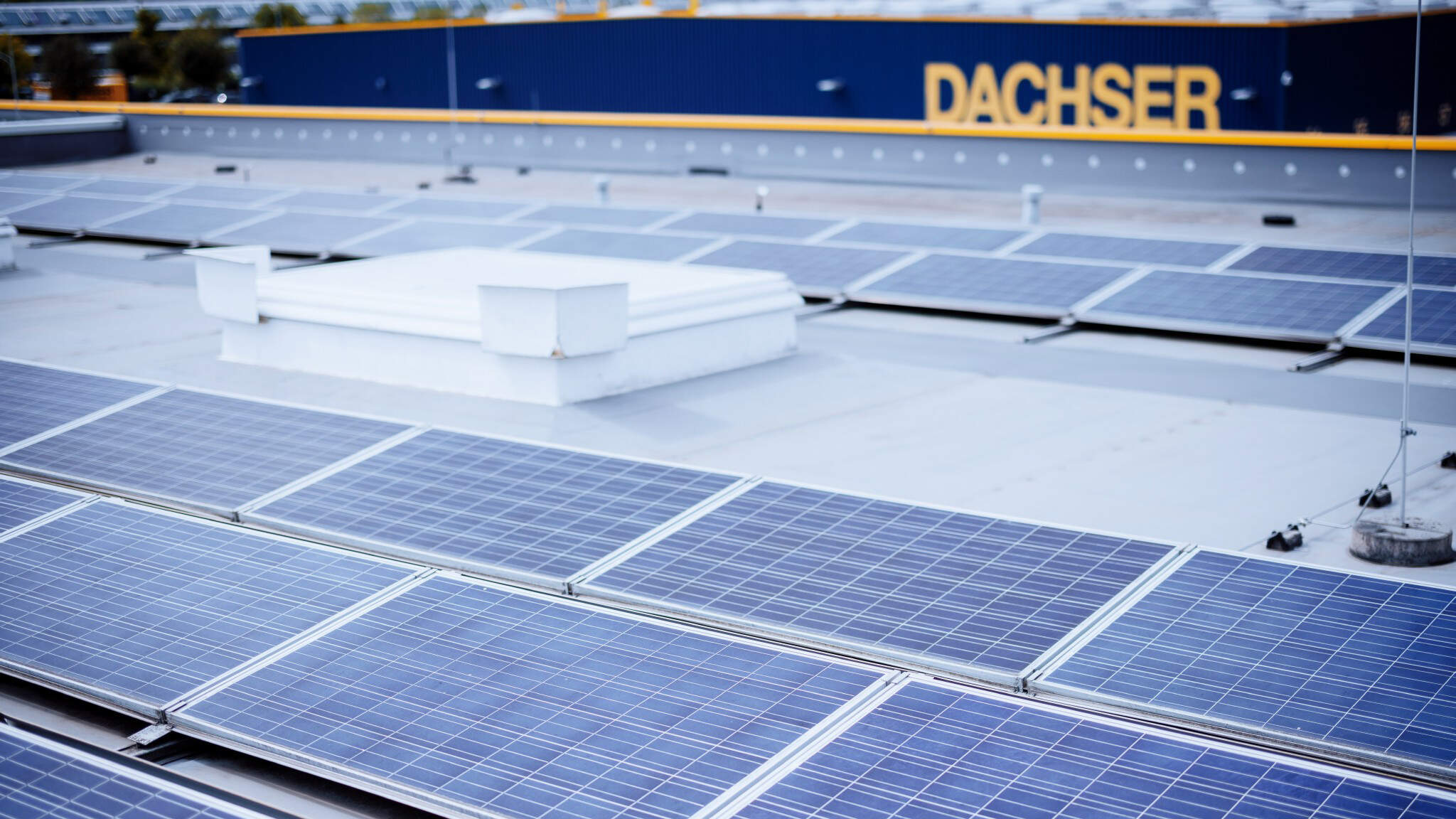 Les panneaux solaires installés sur nos infrastructures logistiques contribuent à l'efficacité énergétique.
 