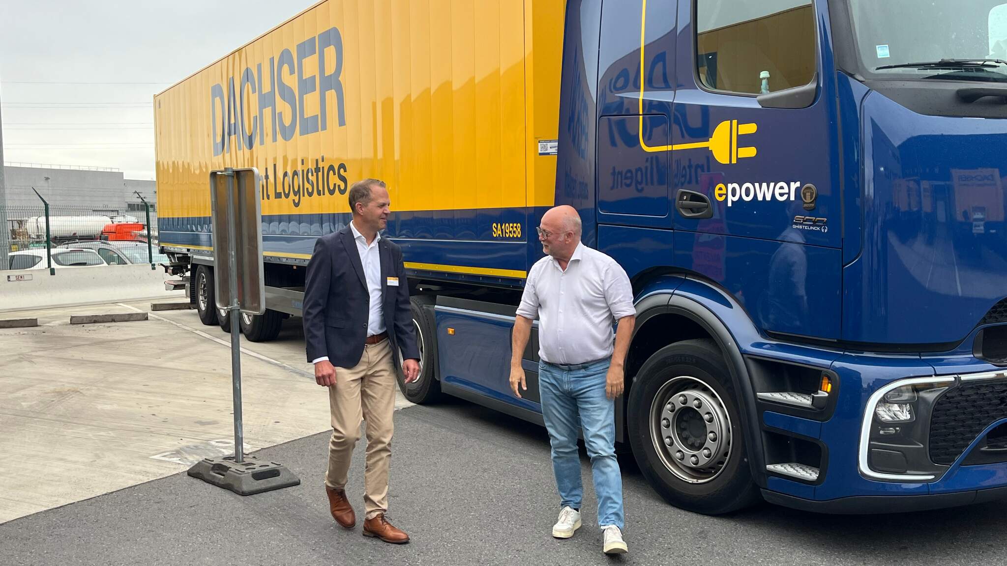 Tom Verheyen, DACHSER Country Manager Belgium chez DACHSER (&agrave; gauche), et Jean-Luc Crucke, ministre de la Mobilit&eacute;, du Climat et de la Transition &eacute;cologique (&agrave; droite), devant un e-truck &agrave; Mouscron.