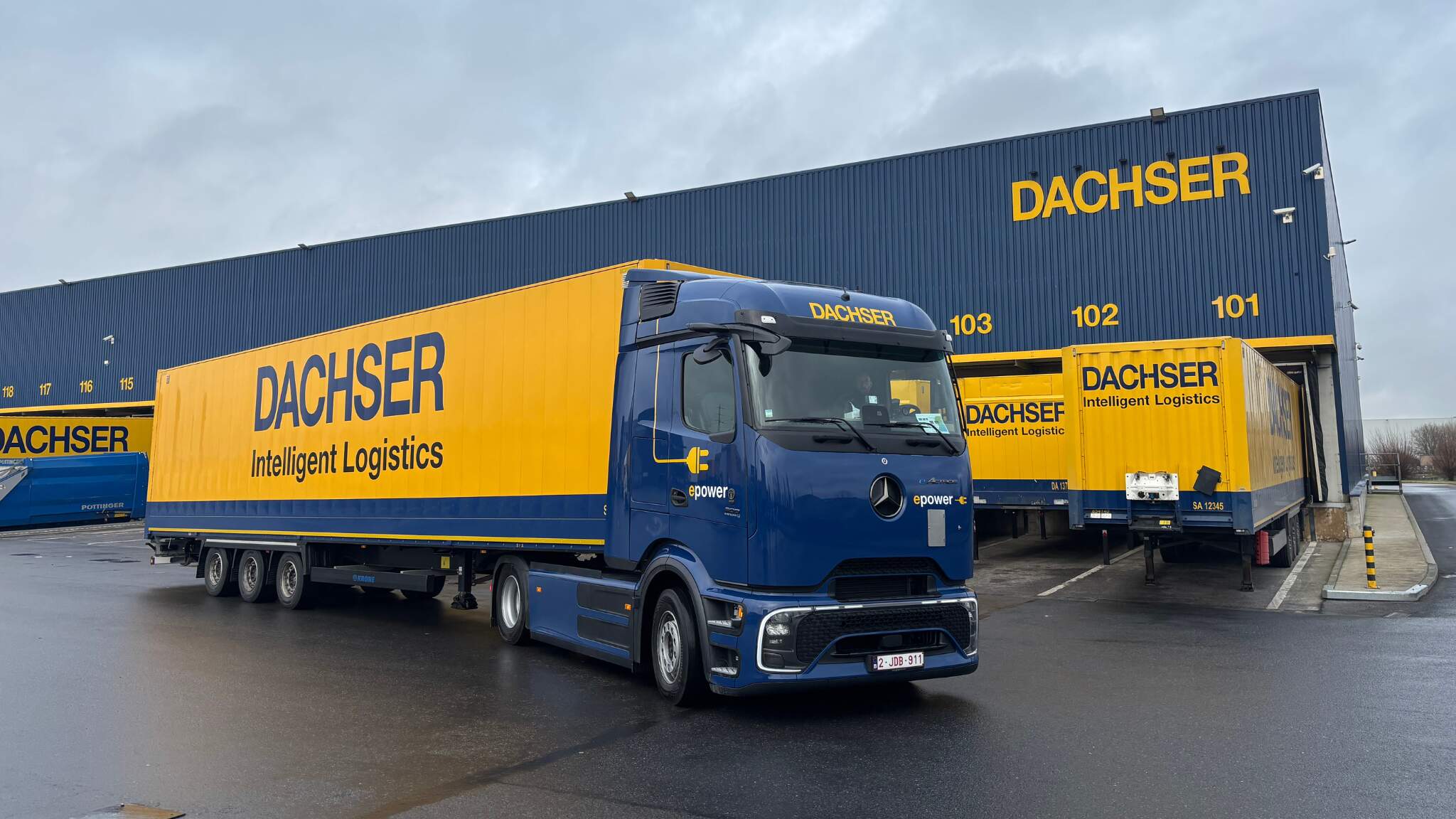 Le Mercedes eActros 600 a une autonomie d’environ 500 kilom&egrave;tres et est donc adapt&eacute; &agrave; une utilisation flexible et fiable.
 