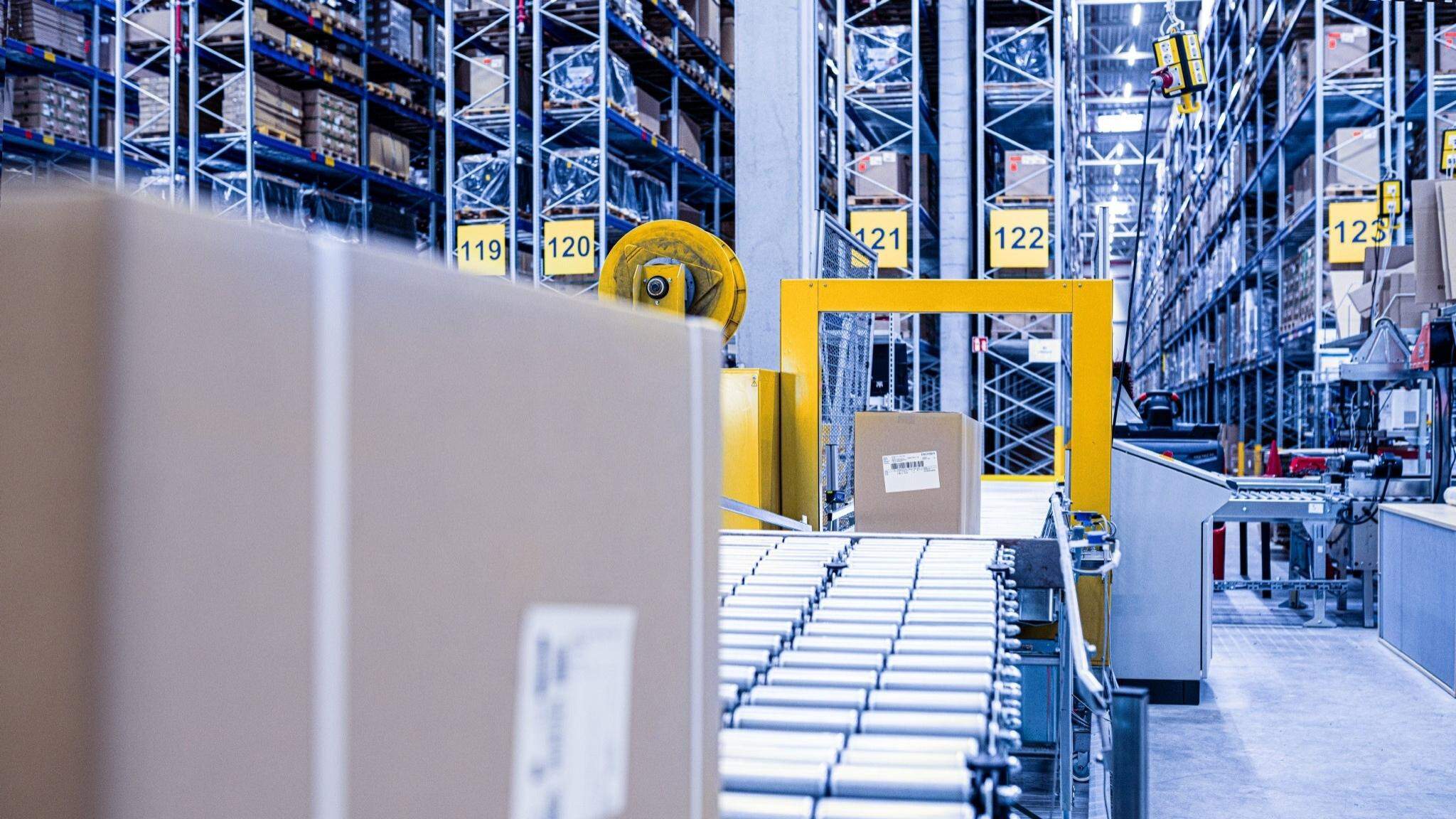 La logistique contractuelle va au-del&agrave; du warehousing et comprend &eacute;galement des processus automatis&eacute;s tels que la pr&eacute;paration de commandes et la manutention sp&eacute;cifique au client au sein de la supply chain.
 