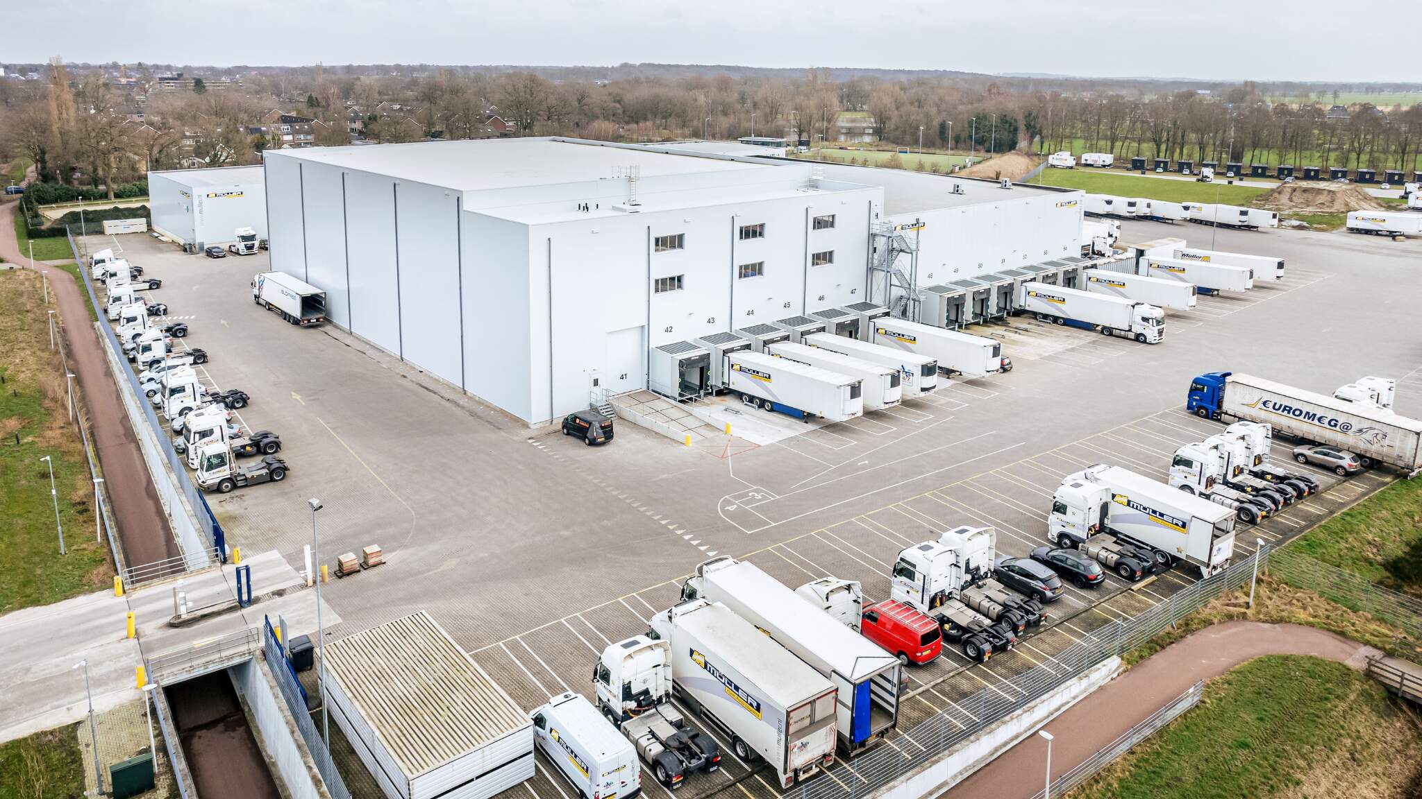Müller Fresh Food Logistics inaugure un nouvel entrepôt de 17 mètres de haut à Holten. 