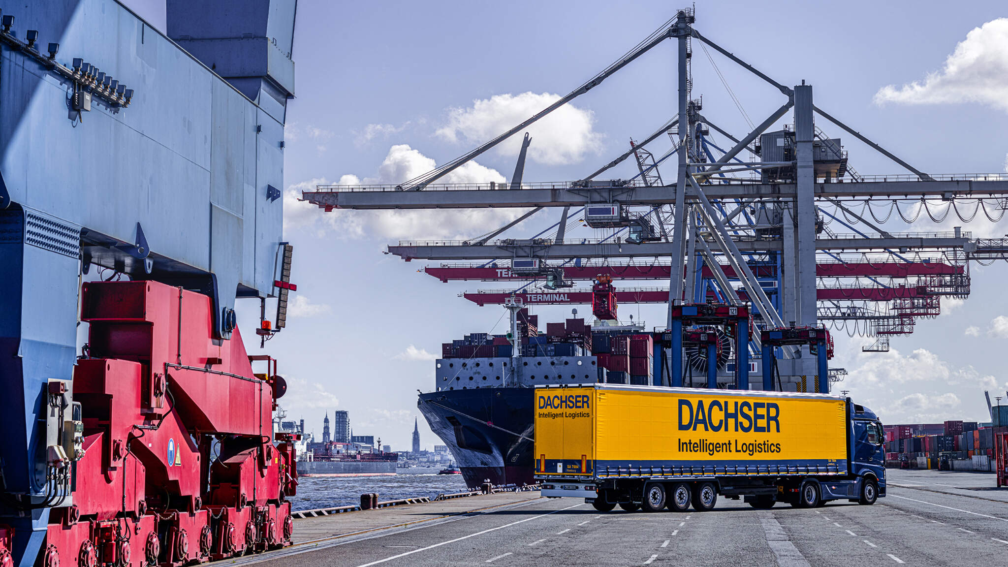 DACHSER pose les jalons de la croissance future de son secteur d'activité Air & Sea Logistics (ASL) en planifiant la succession à long terme. DACHSER pose les jalons de la croissance future de son secteur d'activité Air & Sea Logistics (ASL) en planifiant la succession à long terme.