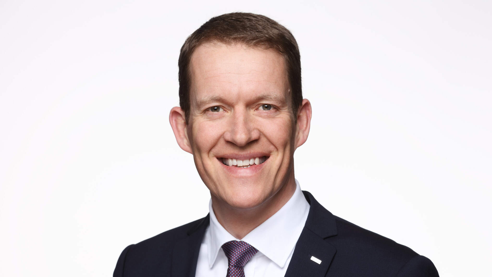 Depuis le 1er janvier, Burkhard Eling est Chief Executive Officer (CEO) et porte-parole de l'Executive Board du groupe logistique DACHSER. Depuis le 1er janvier, Burkhard Eling est Chief Executive Officer (CEO) et porte-parole de l'Executive Board du groupe logistique DACHSER.