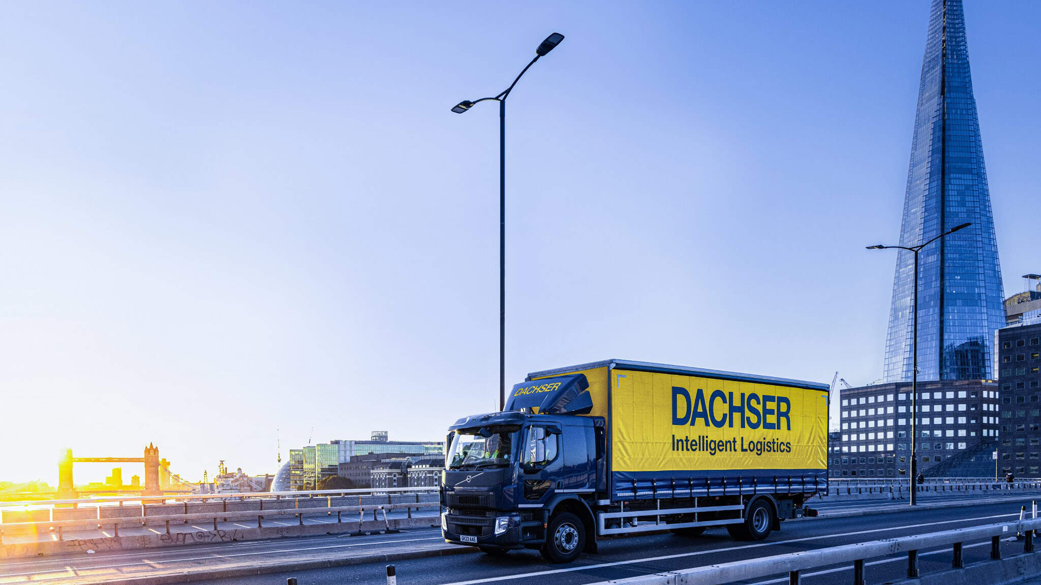Smart Border Connect offre à DACHSER un cadre optimal pour transporter les marchandises des clients britanniques principalement via la frontière française et vers le reste de l'Europe, de manière rapide, fiable et fluide, tout en prenant en charge toutes les questions douanières, fiscales et tarifaires. Photo : DACHSER Smart Border Connect offre à DACHSER un cadre optimal pour transporter les marchandises des clients britanniques principalement via la frontière française et vers le reste de l'Europe, de manière rapide, fiable et fluide, tout en prenant en charge toutes les questions douanières, fiscales et tarifaires. Photo : DACHSER