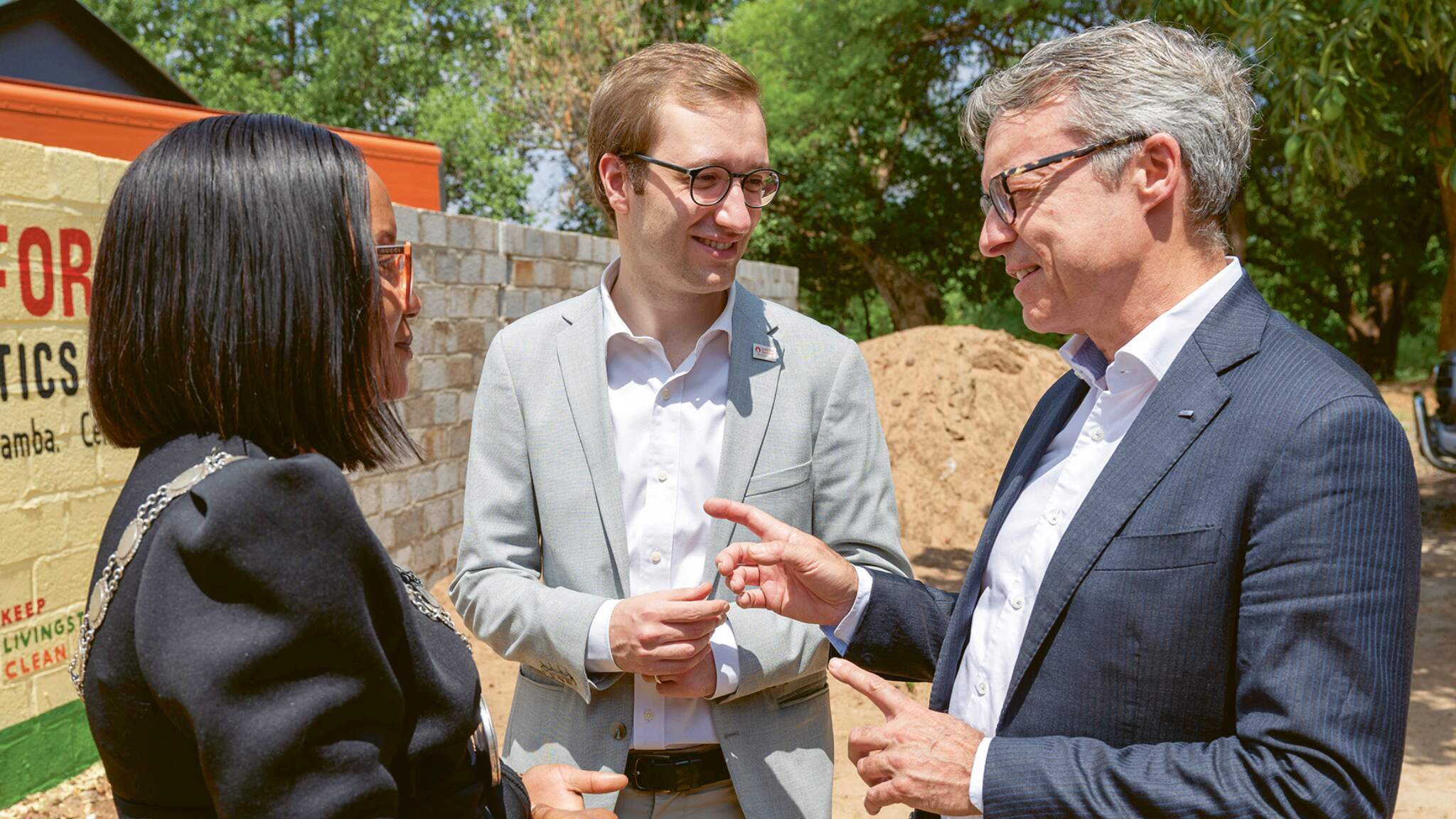 Bernhard Simon (à droite) et Joshua Hofert avec le maire de Livingstone
Bernhard Simon (à droite) et Joshua Hofert avec le maire de Livingstone