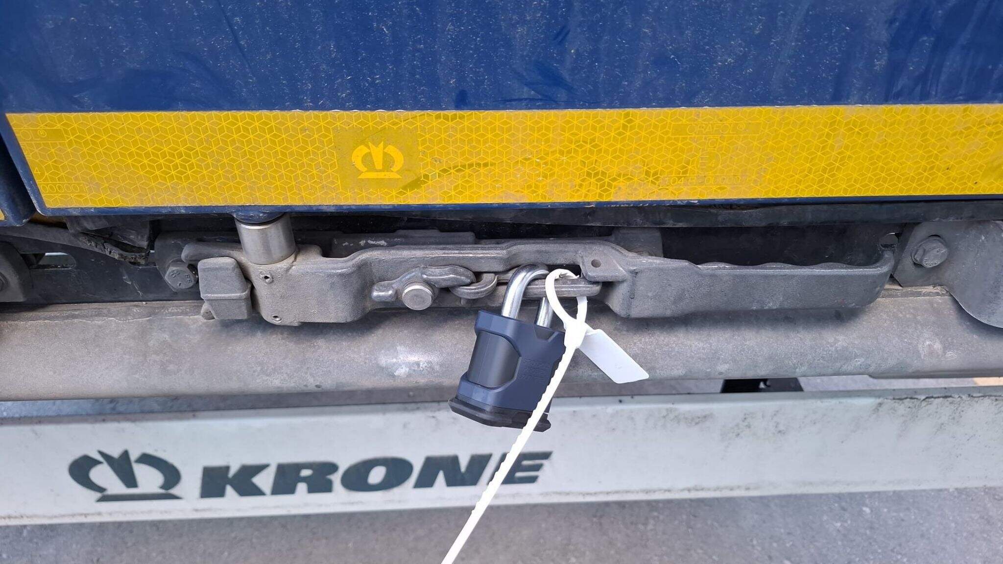 Un cadenas sur le verrou : une mesure simple mais efficace contre le vol de fret.
 
