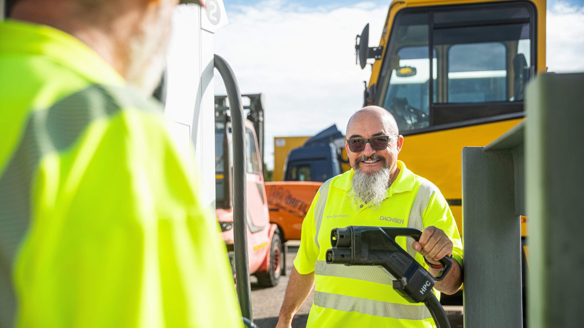 Alexander Sontheim montre aux conducteurs comment conduire des camions &eacute;lectriques.