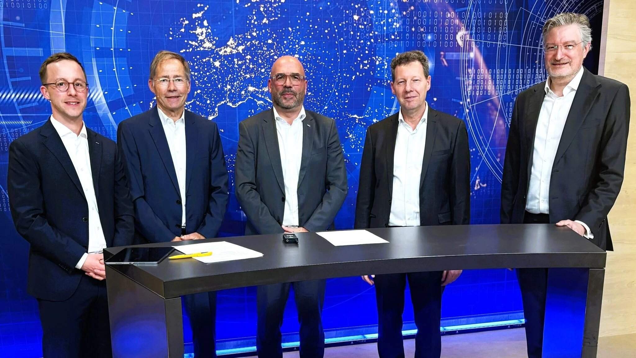 Photo de groupe prise lors de la pr&eacute;sentation de l'&eacute;tude en mars 2026 &agrave; Kempten (de gauche &agrave; droite) : Stefan Sch&auml;fer (Lead Corporate Business Development Manager DACHSER Chem Logistics), le co-auteur de l'&eacute;tude dr. Andreas Backhaus, Michael Kriegel (Department Head DACHSER Chem Logistics), Johann-Peter Nickel (directeur de l'Association allemande de l'industrie chimique) et prof. dr. Christian Kille
 