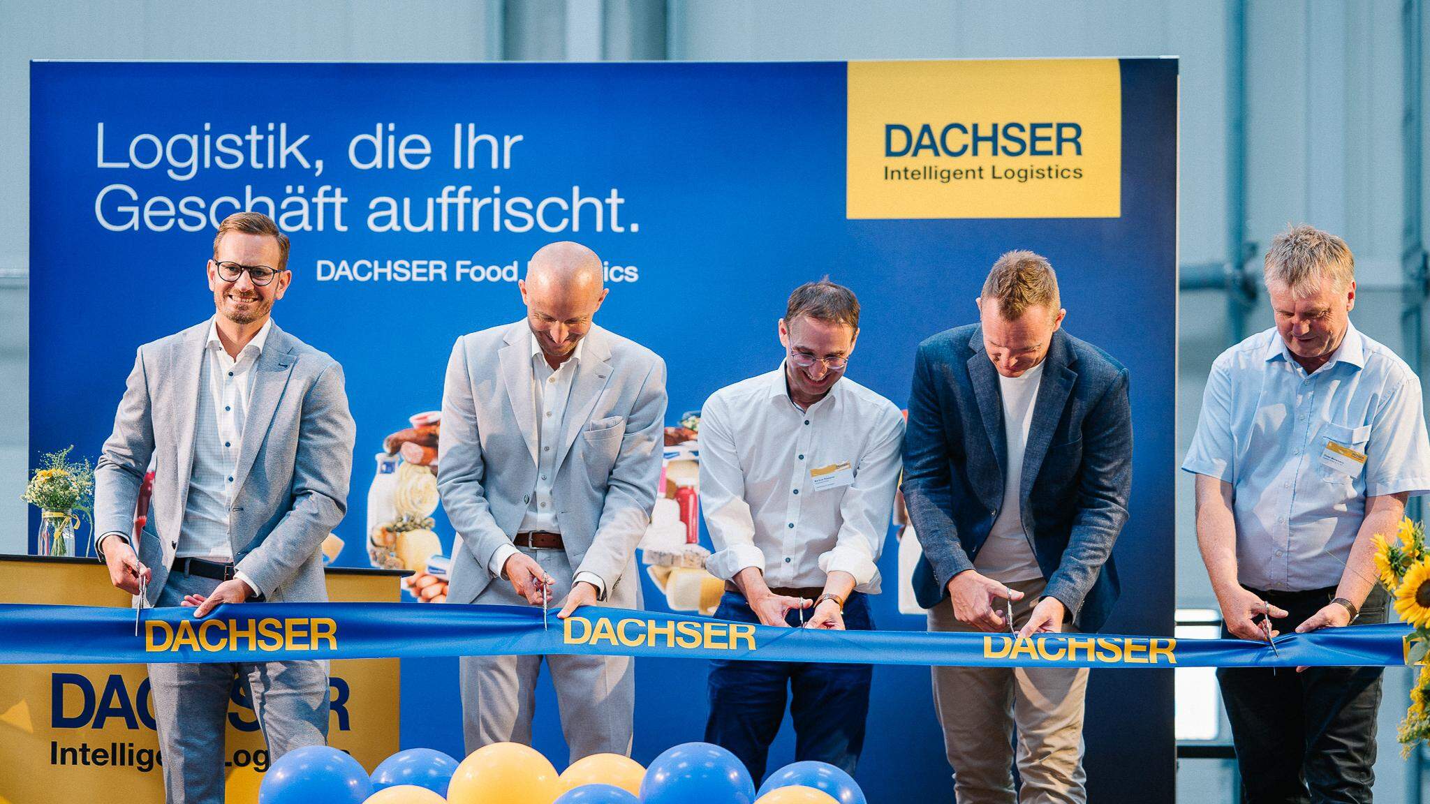 De gauche &agrave; droite : Claus Wetzel, Managing Director DACHSER European Logistics Germany ; Michael Gaudlitz, Directeur d'agence DACHSER Freiburg ; Markus Riesterer, Managing Director Gewerbepark Breisgau GmbH ; Stefan Behrendt, Managing Director DACHSER Food Logistics ; Dietmar Moosmann de l'entreprise de construction Unglehrt GmbH & Co. KG lors de la c&eacute;r&eacute;monie d'inauguration de l'extension chez DACHSER Freiburg / Photo : Johannes Meger
 