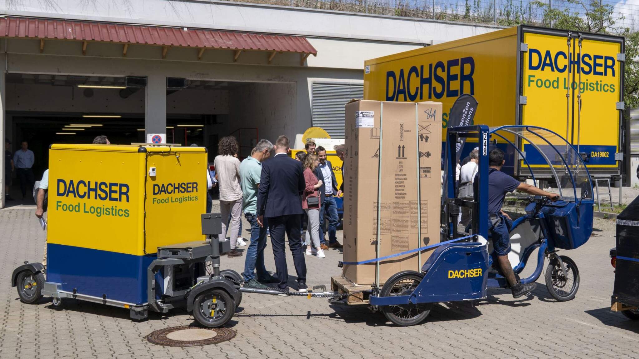 DACHSER teste comment livrer des produits alimentaires réfrigérés en centre-ville à vélo cargo.