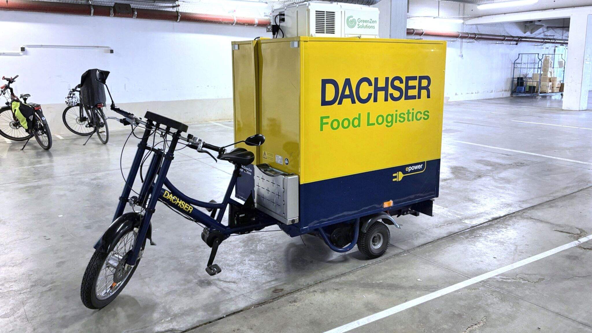 Vélo cargo équipé d’un conteneur de transport isolé et d’un groupe frigorifique à batterie de GreenZen Solutions.