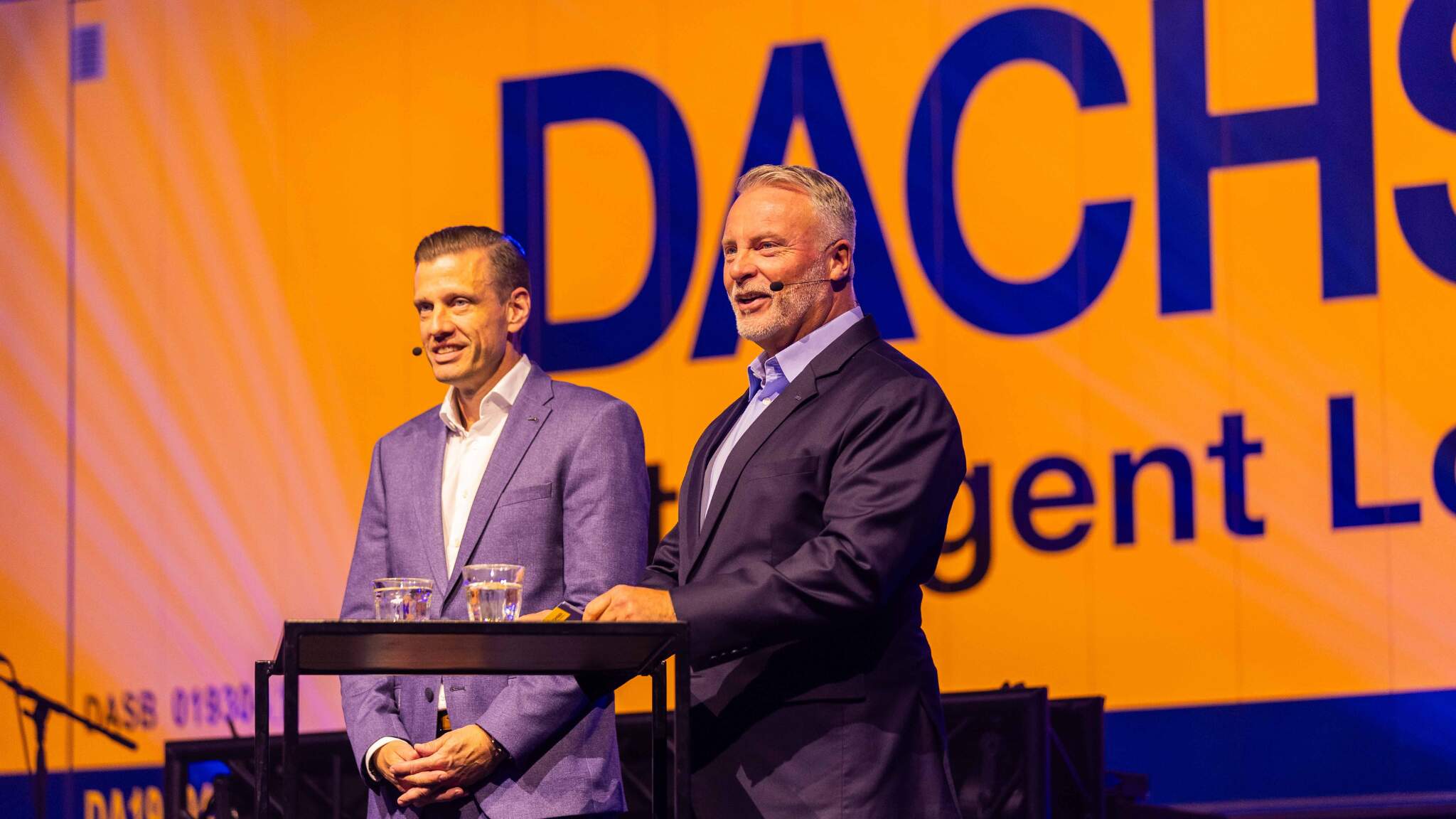 Alexander Tonn, COO Road Logistics chez DACHSER, et Aat van der Meer, Managing Director Benelux chez DACHSER, lors de leur discours commun à l'occasion de la célébration du 50e anniversaire.