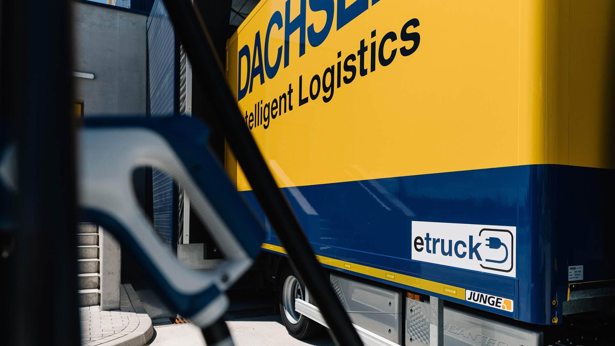 Een volledig elektrische FUSO eCanter van 7,5 ton in Freiburg. Een volledig elektrische FUSO eCanter van 7,5 ton in Freiburg.