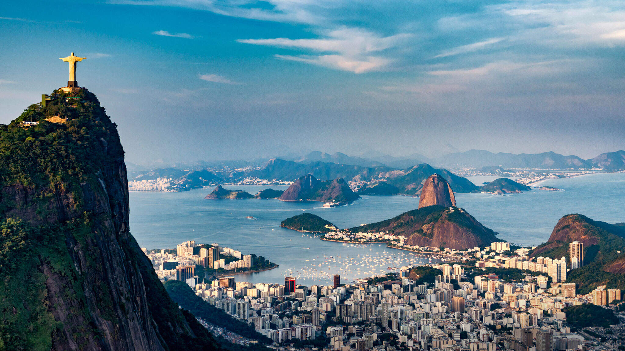 Het legendarische beeld van Christus de Verlosser waakt over Rio de Janeiro vanaf de top van de Corcovado heuvel.