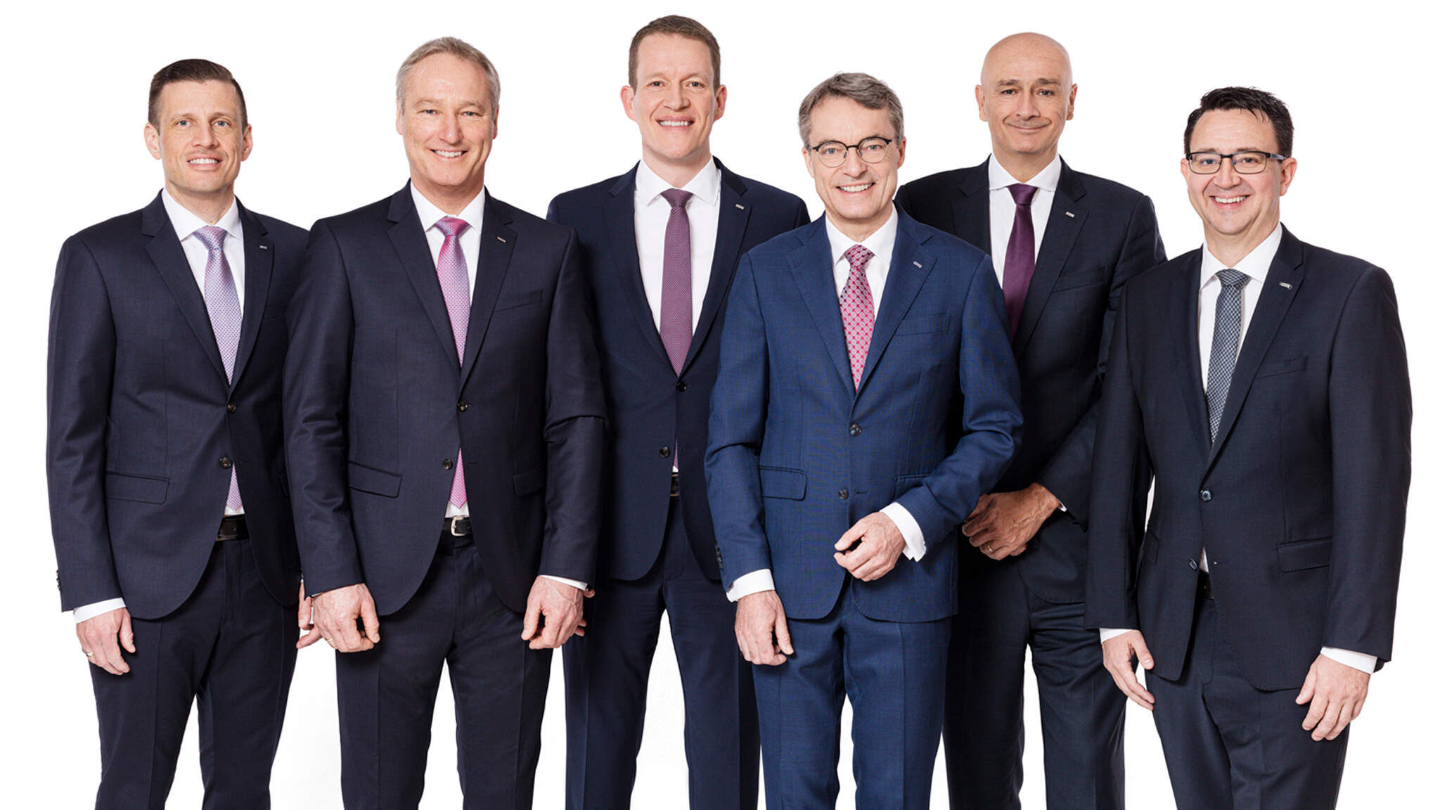 Van links naar rechts: Alexander Tonn, Managing Director European Logistics Germany (vanaf 1/1 2021 COO Road Logistics), Michael Schilling, COO Road Logistics; Burkhard Eling, CFO (vanaf 1/1/2021 CEO); Bernhard Simon, CEO; Edoardo Podestà, COO Air & Sea Logistics; Stefan Hohm, Corporate Director Corporate Solutions, Research & Development (vanaf 1/1/2021 CDO).