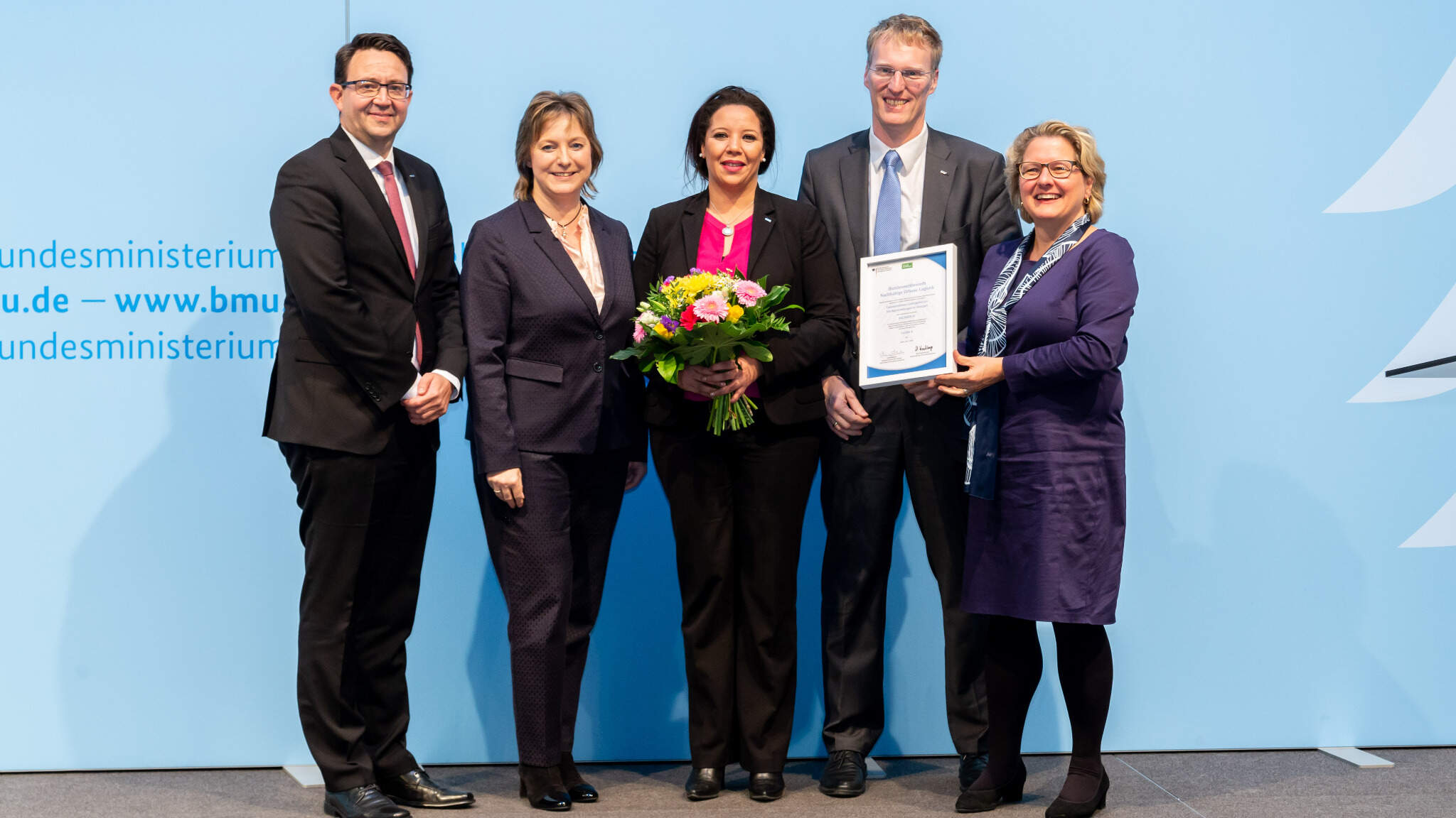 V.l.n.r.: .: Stefan Hohm, Corporate Director, Corporate Solutions Research & Development, DACHSER, Dr. Petra Seebauer, uitgever magzine 'Logistik Heute' en CEO van EUREXPO, Hella Abidi en Andre Kranke, Consultants Research & Development DACHSER.