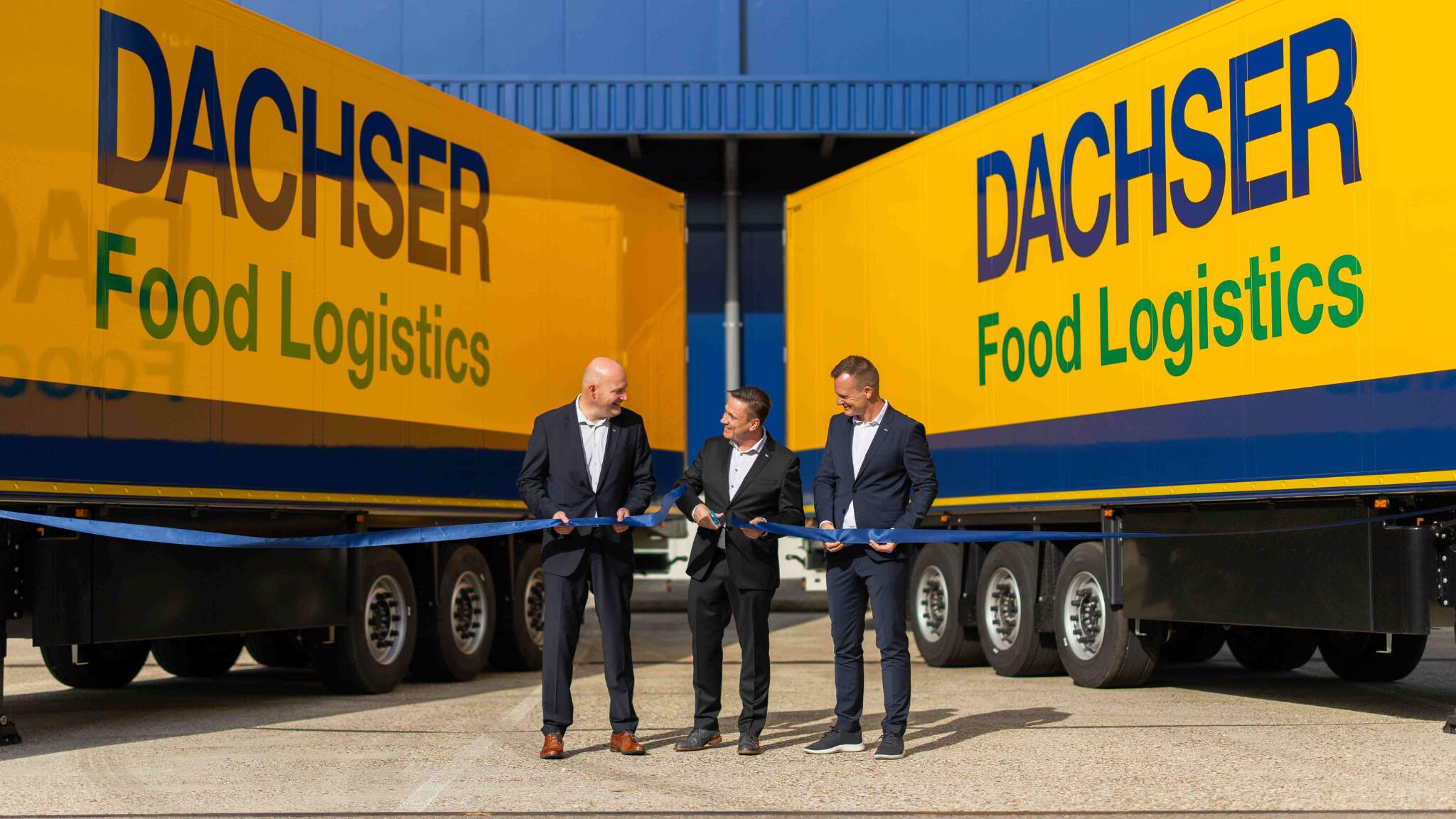 Van links naar rechts: Barry Stegeman, Country Manager DACHSER Netherlands Food Logistics, Niels Tieleman, Branch Manager Food Logistics Waddinxveen, en Stefan Behrendt, Managing Director Food Logistics, tijdens de officiële opening in Waddinxveen.
 