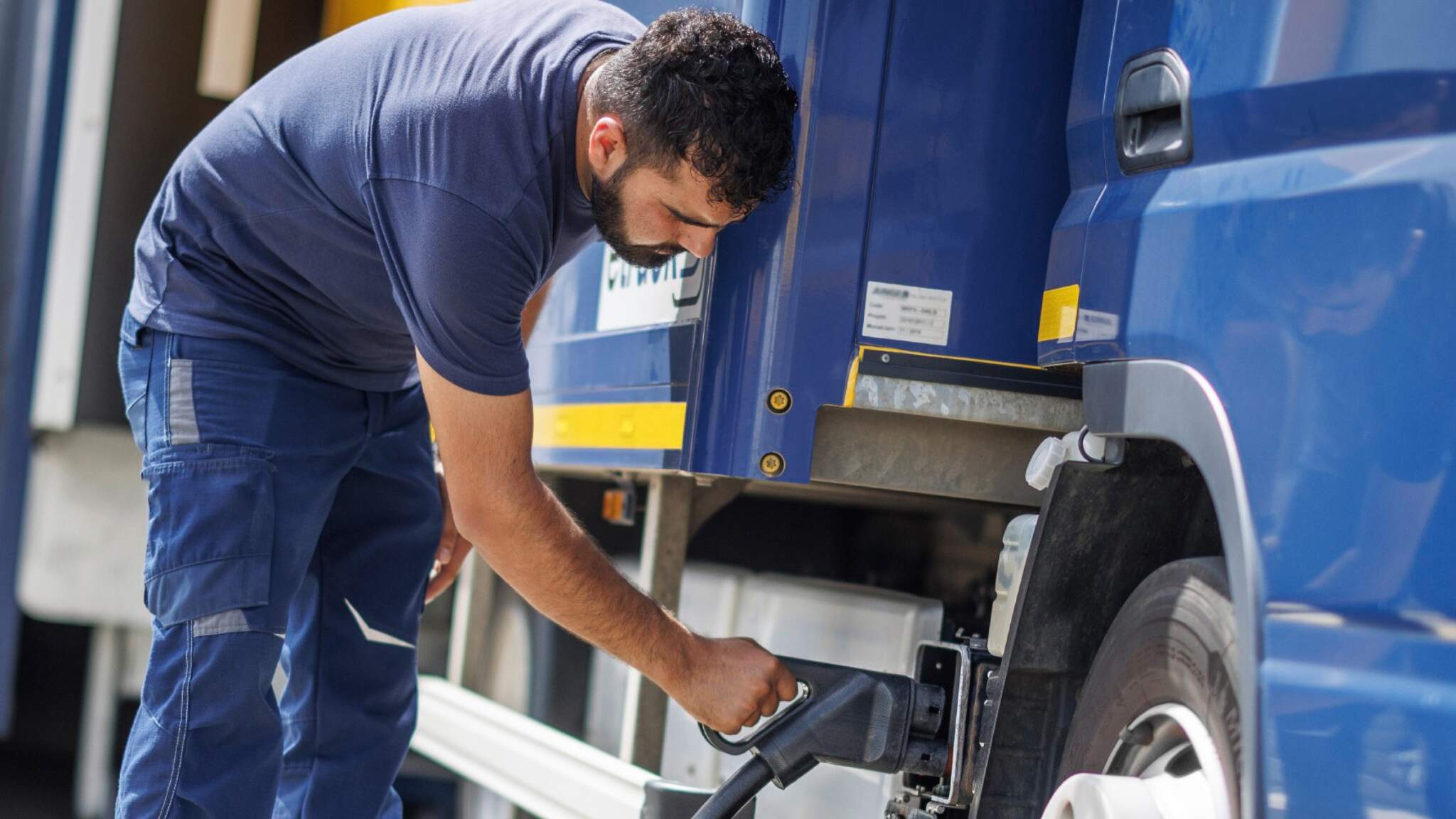 DACHSER breidt zijn vloot elektrische vrachtwagens continu uit en werkt actief aan zijn doelstellingen voor nul uitstoot.
DACHSER breidt zijn vloot elektrische vrachtwagens continu uit en werkt actief aan zijn doelstellingen voor nul uitstoot.