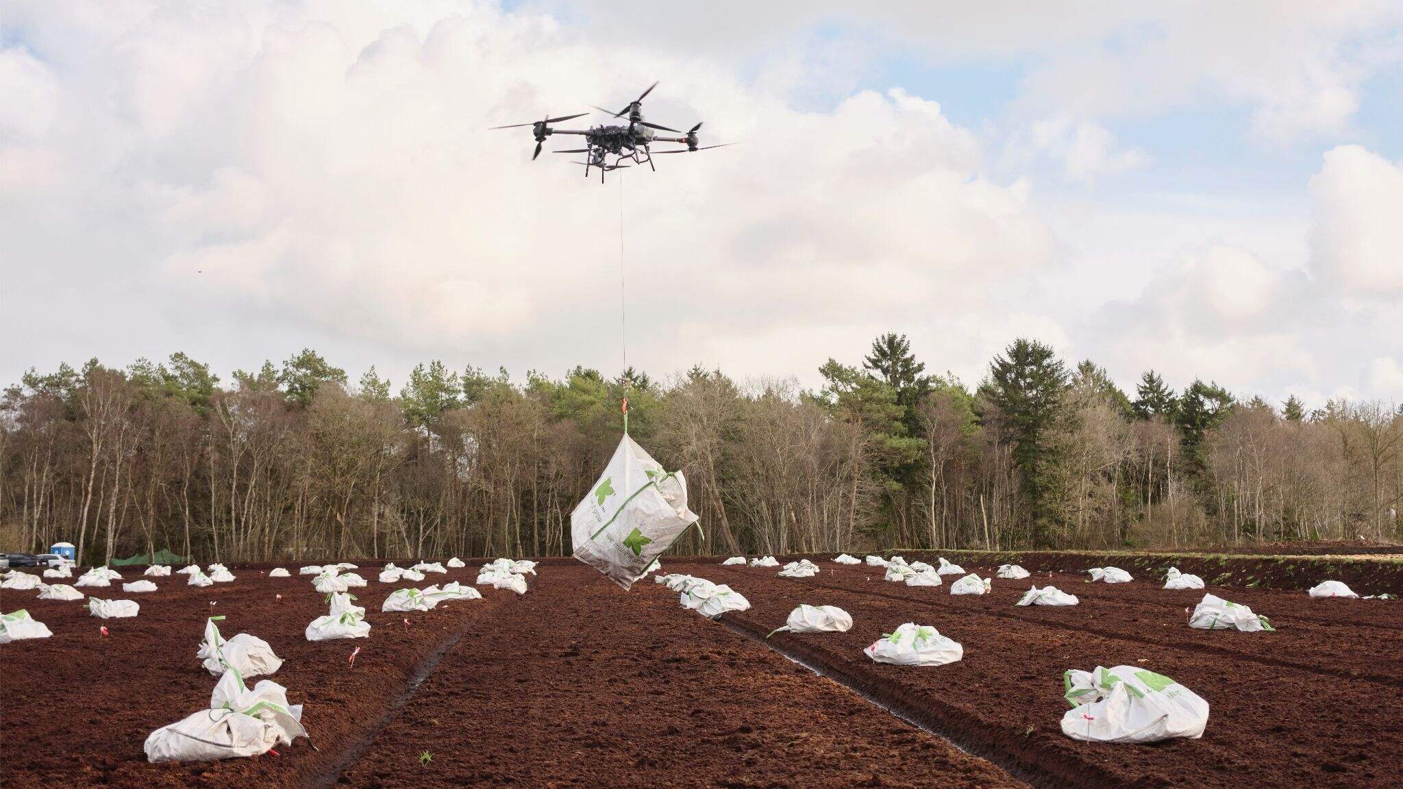 In het Langenhausen-moeras wordt een drone ingezet om veenmos te verspreiden
 