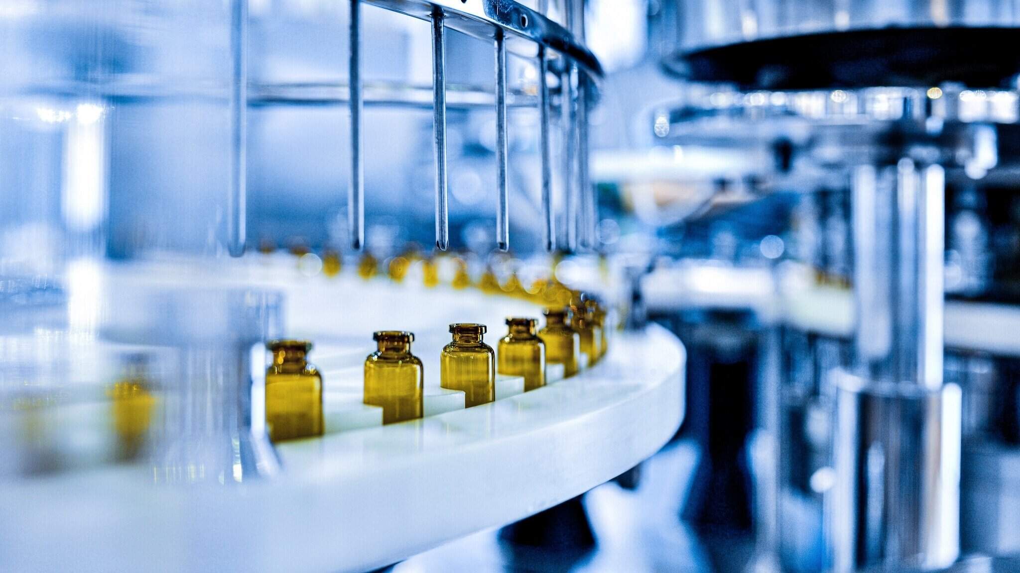 DACHSER Chem Logistics biedt veilige en effici&euml;nte logistieke oplossingen voor verpakte chemische producten, inclusief gevaarlijke stoffen. Met een wereldwijd ge&iuml;ntegreerd netwerk van weg-, lucht- en zeevracht en uitgebreide expertise in gevaarlijke goederen en gevaarlijke stoffen, voldoet DACHSER Chem Logistics aan de hoogste veiligheids- en kwaliteitsnormen binnen de chemische industrie.
 