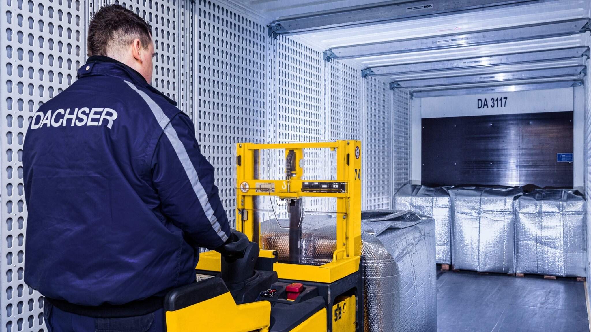 Of het nu gaat om transport, opslag of ge&iuml;ntegreerd supply chain management: alle diensten zijn systematisch afgestemd op de eisen van de chemische industrie en ondersteunen klanten bij het duurzaam optimaliseren van hun logistieke processen.
 