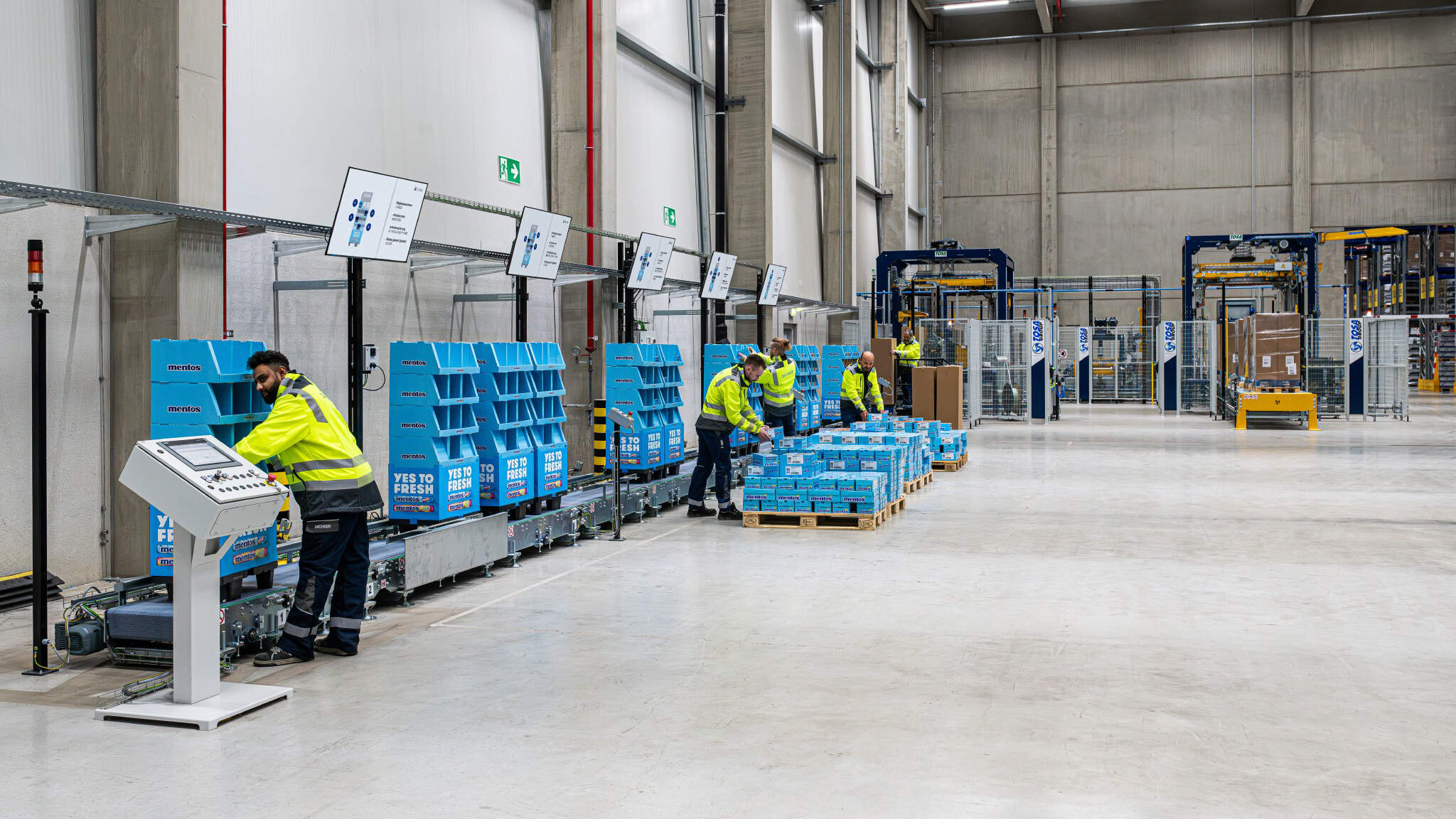 Medewerkers zetten de displaydozen op kwartpallets en vullen ze volgens de specificaties op de monitoren. Medewerkers zetten de displaydozen op kwartpallets en vullen ze volgens de specificaties op de monitoren.