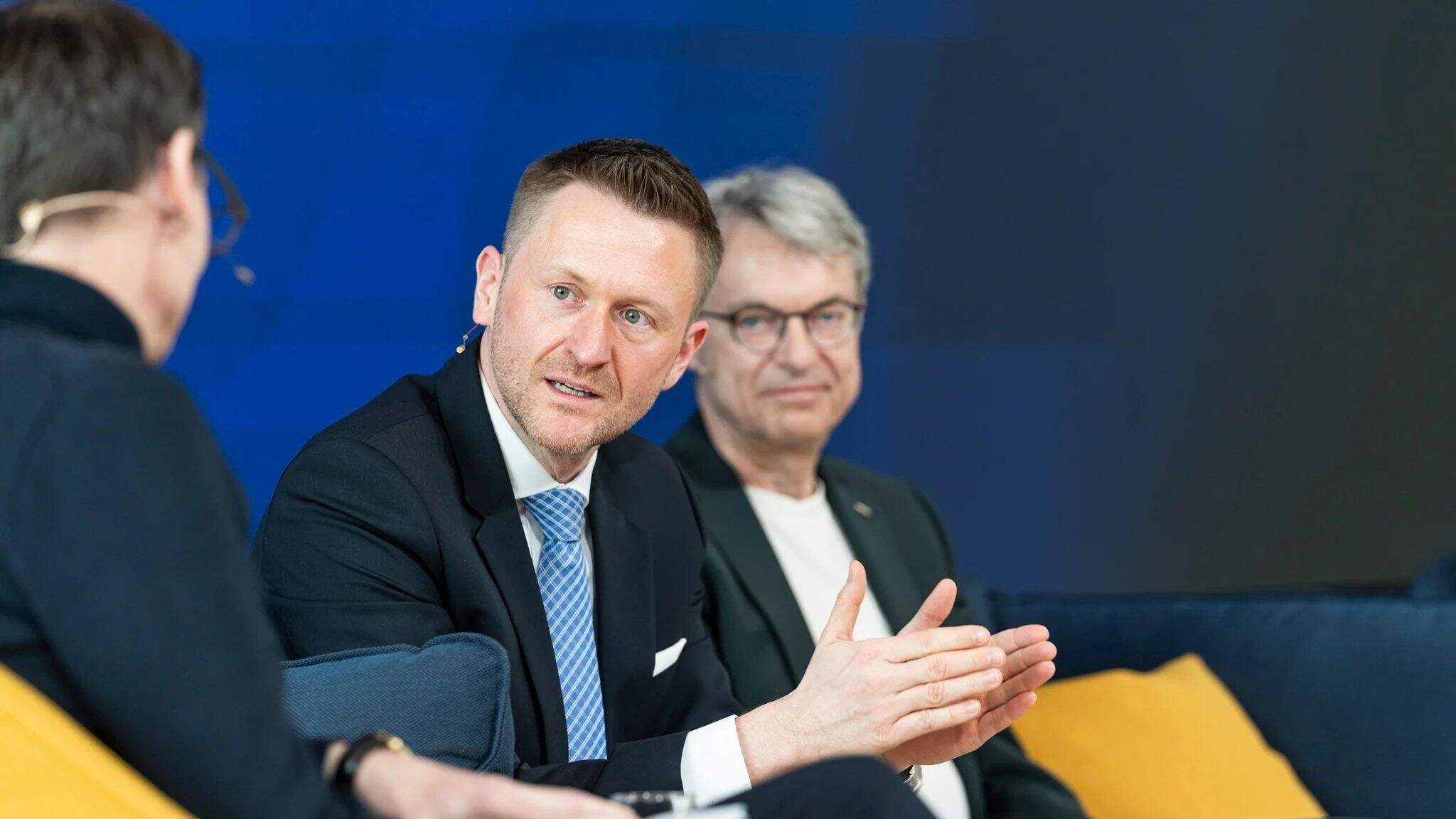 „Alles hangt met elkaar samen – op economisch, politiek en sociaal vlak”, legt dr. Wolfgang Stefinger, voorzitter van de commissie voor economische samenwerking en ontwikkeling in de Duitse Bondsdag, uit.
 
