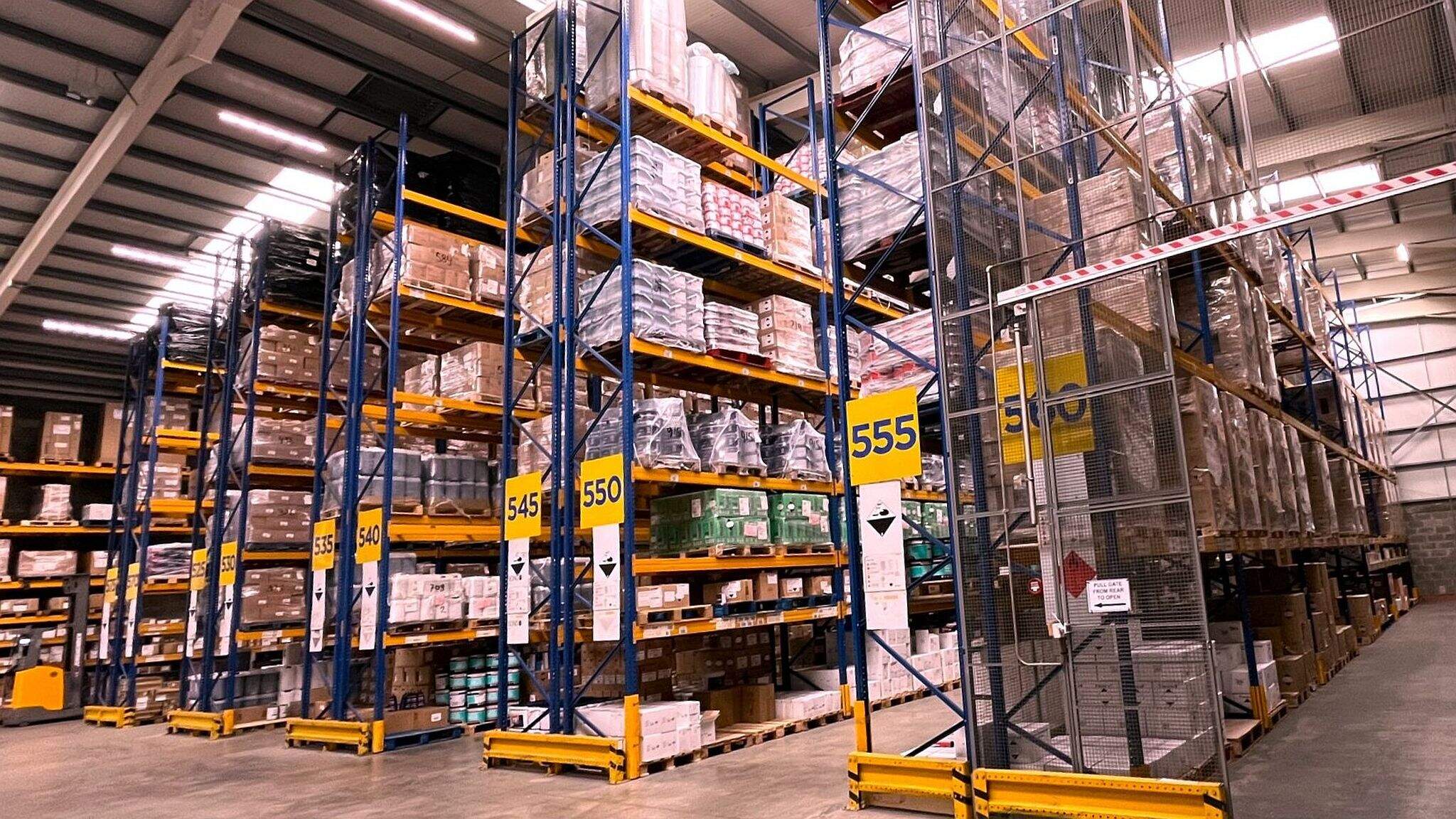 Moderne warehousingtechnologie en duidelijk omschreven processen vormen de basis voor veilige chemielogistiek die aan hoge veiligheidsnormen voldoet