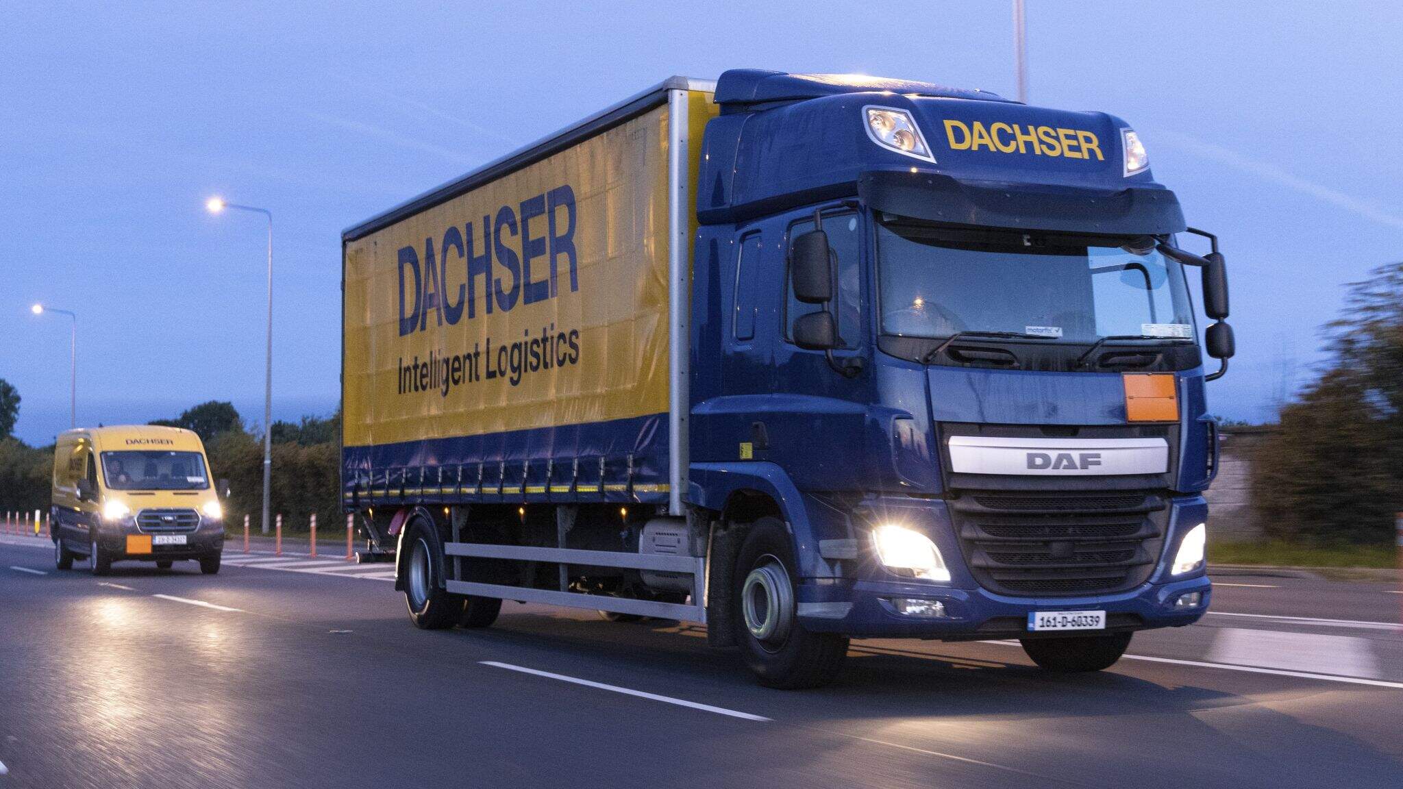 Bij DACHSER Ireland houdt de verantwoordelijkheid niet op bij de laaddock: gespecialiseerde chemielogistiek omvat ook klantgerichte diensten rond gevaarlijke stoffen.
 