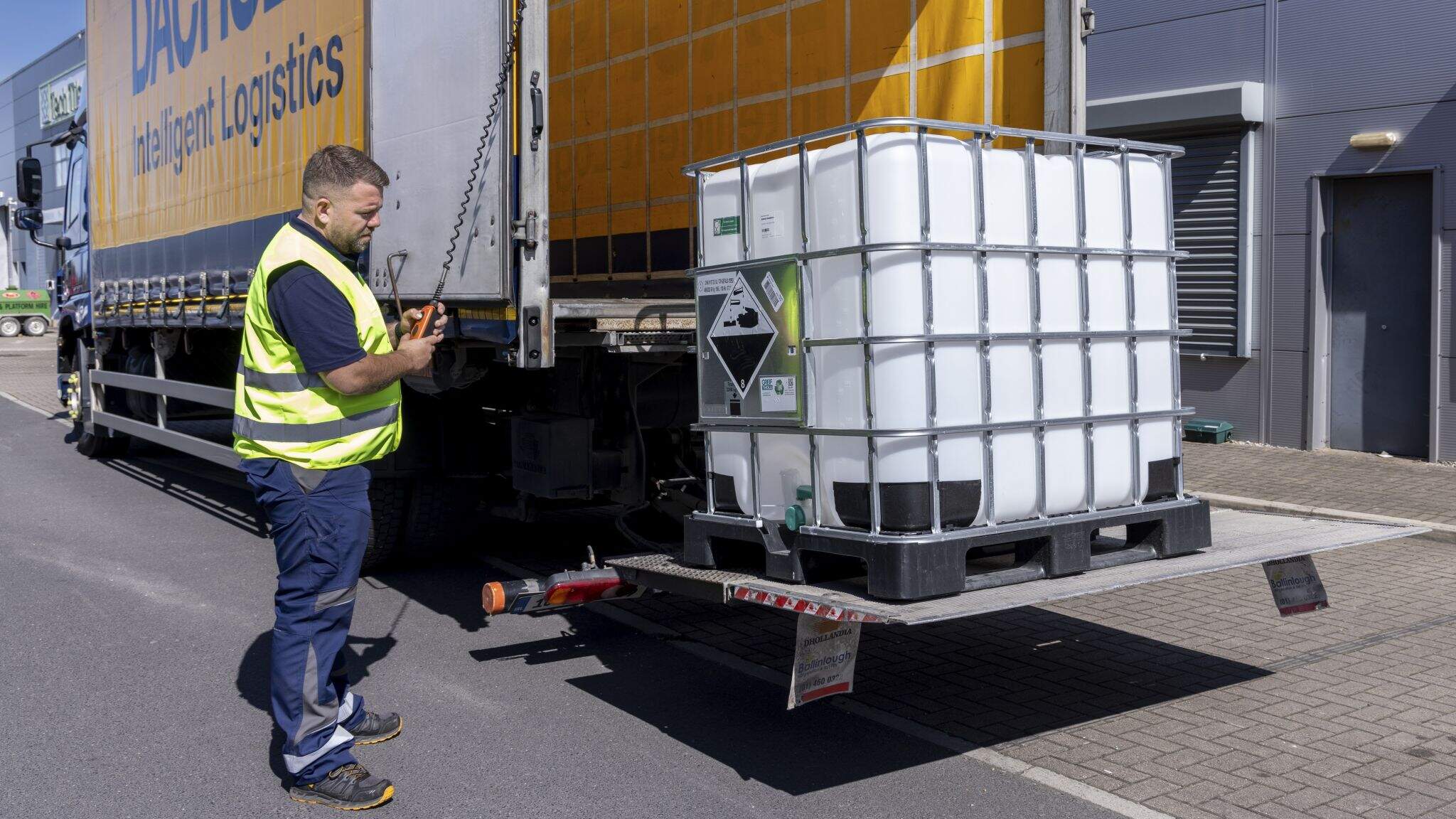 Het transportnetwerk van DACHSER Ireland brengt opslag, distributie en klantgerichte dienstverlening voor gevaarlijke stoffen samen in &eacute;&eacute;n ge&iuml;ntegreerde oplossing voor chemielogistiek.
 