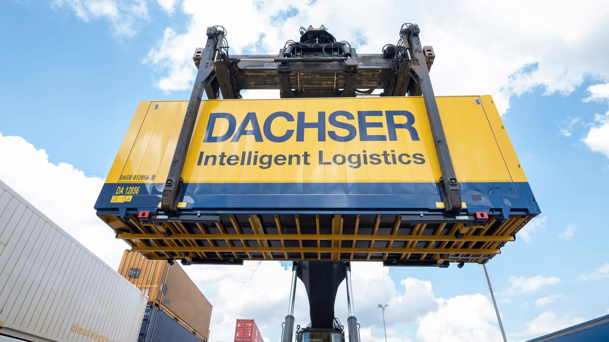 DACHSER biedt doorlopende trackinginformatie over de status van zendingen, iets wat door klanten sterk wordt gewaardeerd.