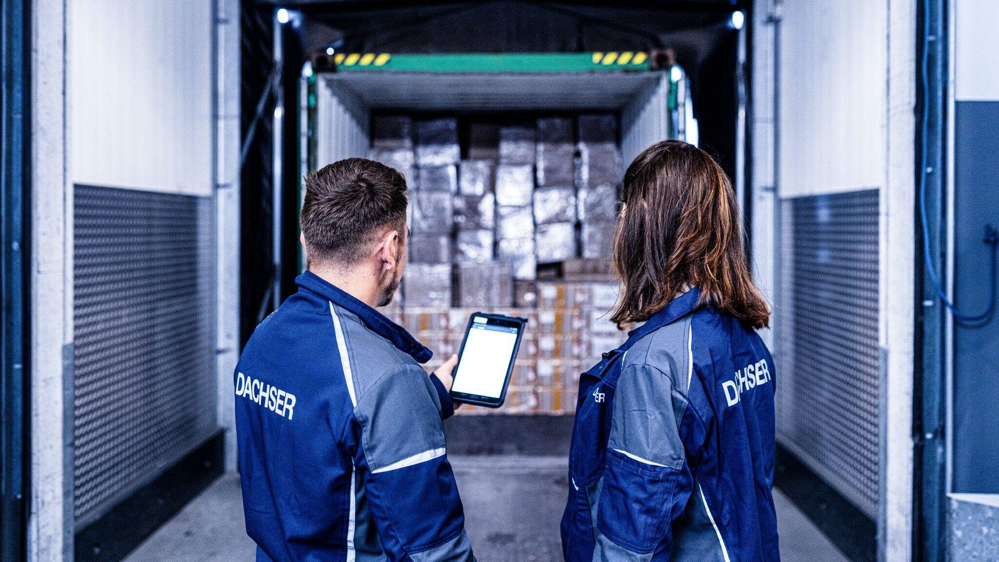 Digitalisering bij DACHSER is een uitgebreide transformatie die technologische innovatie combineert met een verandering in denkwijzen en werkmethoden. Een centraal element is de ‘digitale mindset’, die openheid en bereidheid om te leren en verandering te omarmen bevordert, om digitale technologie&euml;n effectief in het dagelijks leven te kunnen gebruiken.
 