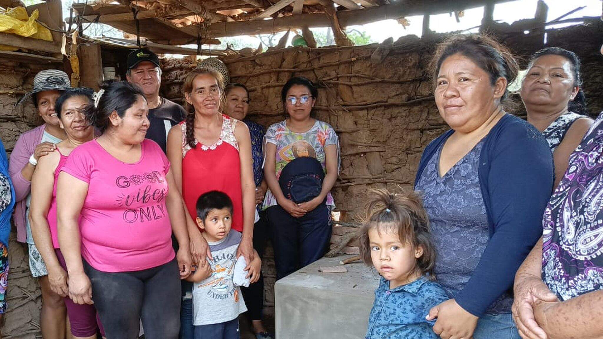 Als onderdeel van het project in Bolivia hebben enquêtes in drie gemeenschappen laten zien dat de nieuwe kachels voordelen hebben voor gezinnen.
Als onderdeel van het project in Bolivia hebben enquêtes in drie gemeenschappen laten zien dat de nieuwe kachels voordelen hebben voor gezinnen.